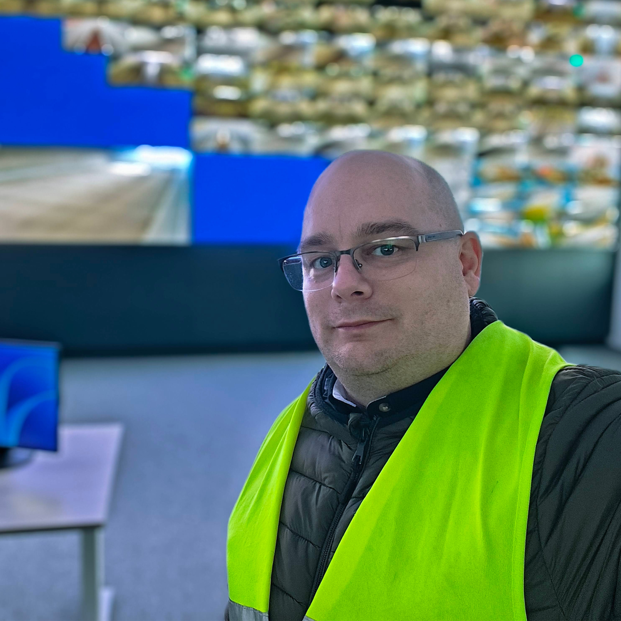 Robert_Uszok_2000x2000.png