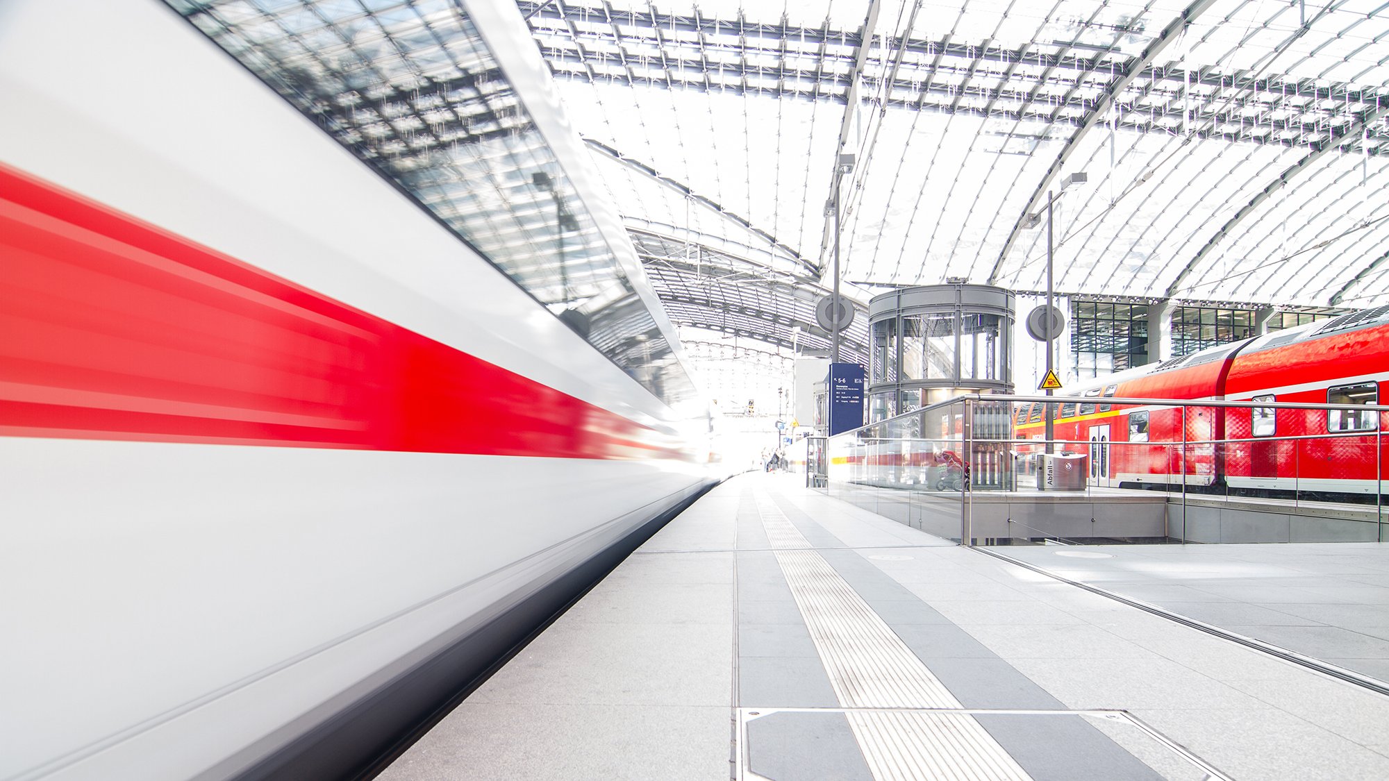 railway_bahnhof_zug_bahnsteig_fotolia_65801186_2000x1125.jpg