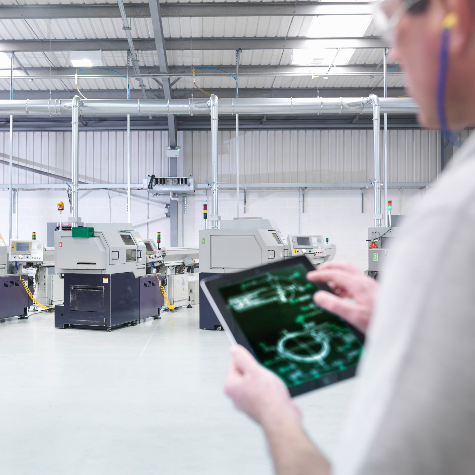 digitalisierung_wandlungsfaehigkeit_fabrikhalle_module_mann_tablet_GettyImages-561094287_2000x2000.jpg