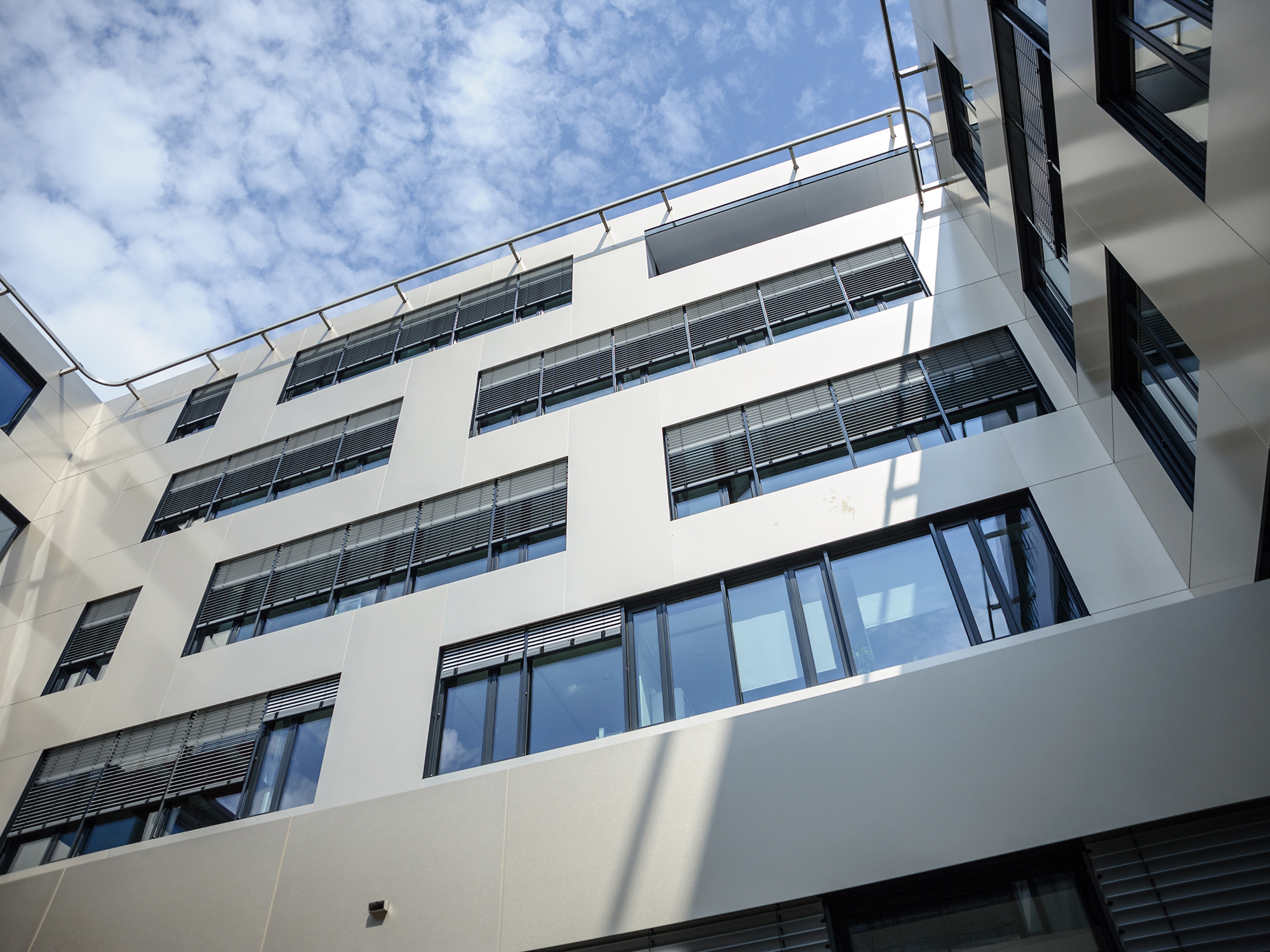 building_referenz_skyport_gebaeude_2000x1500.jpg