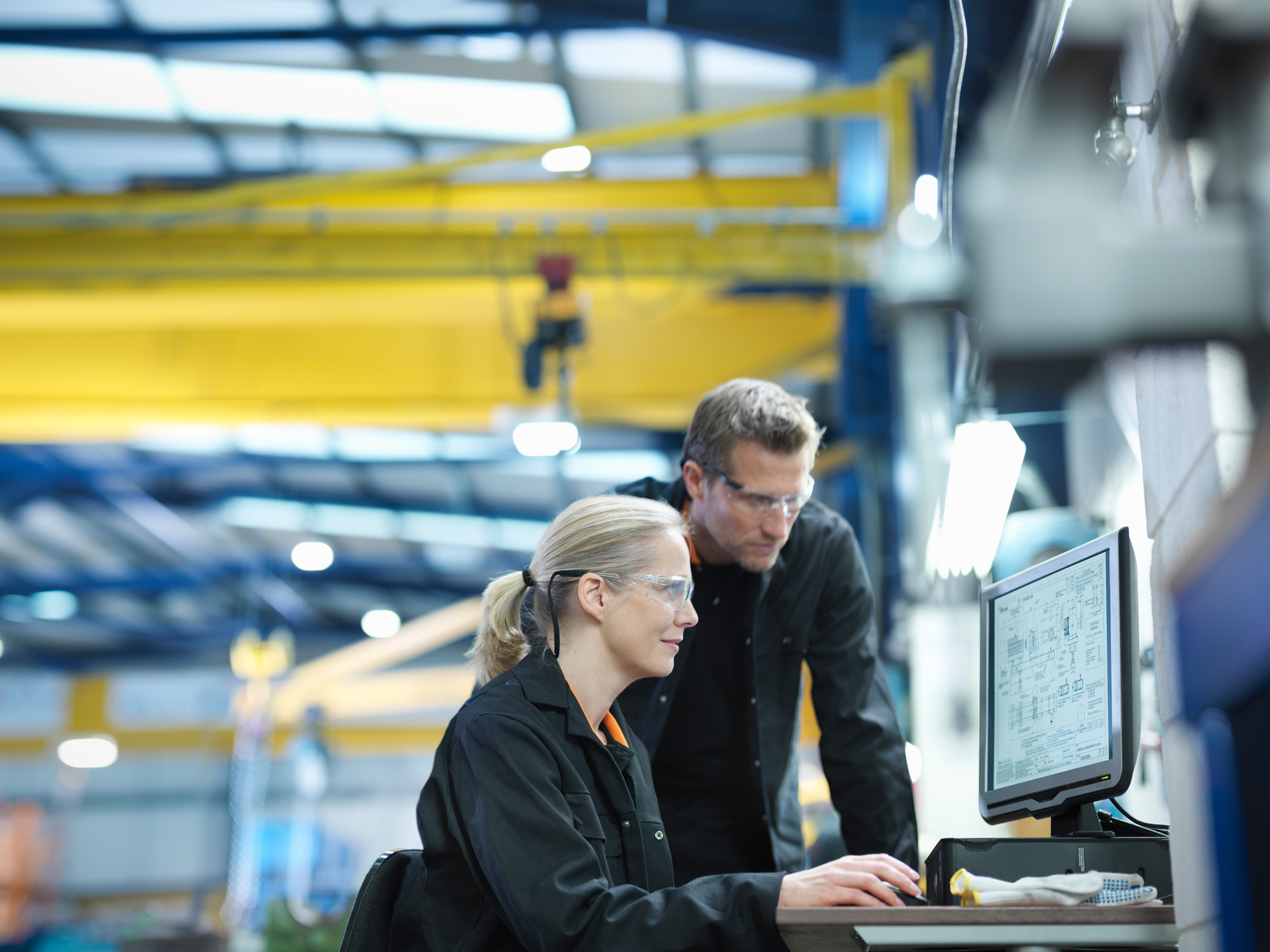 digitalisierung_smart-data_zwei_personen_rechner_fabrikanlage_arbeitssituation_GettyImages-482172147_2000x1500.jpg